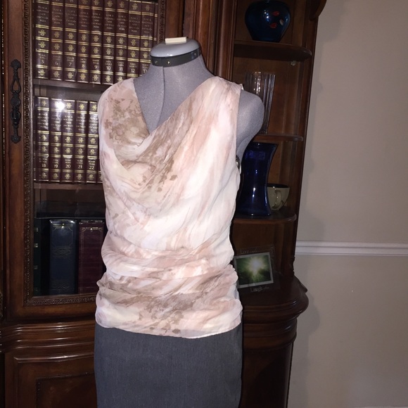 Jennifer Lopez Sleeveless Top - Picture 2 of 4